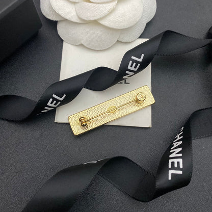 Broche en forme de lettre et de bande