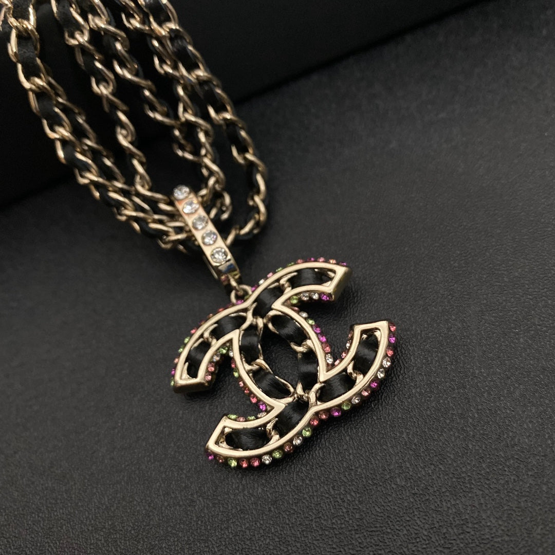Collar de cuero con colgante de letras de 3 capas prémium