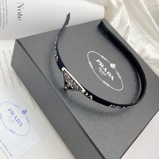 Diadema con logotipo de triángulo de borde fino