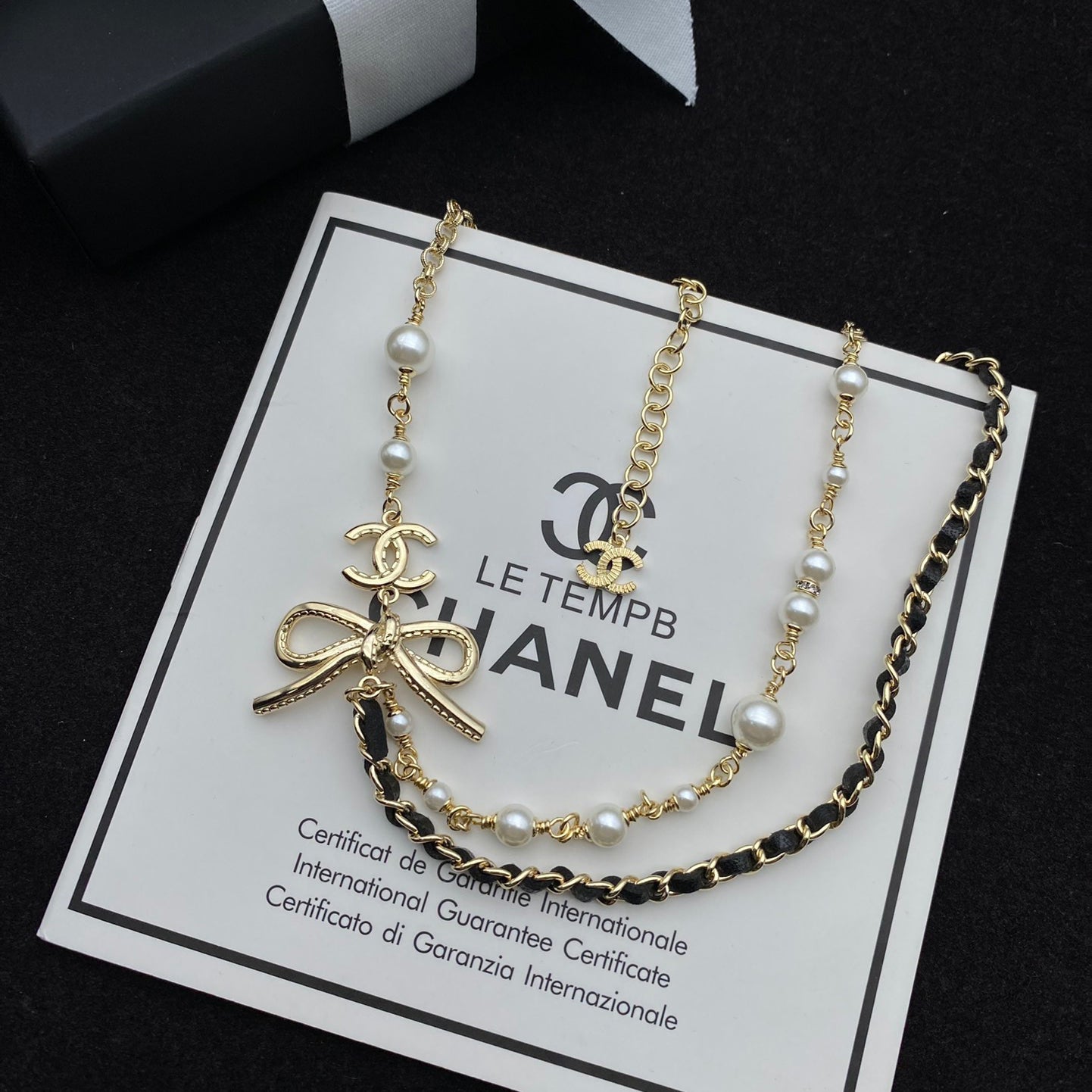 Collier double rang de perles avec nœud.