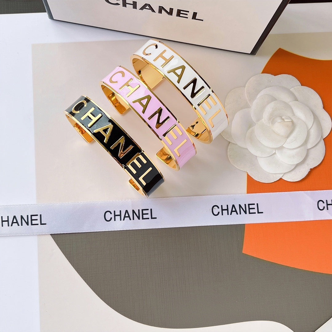 Pulsera abierta de resina epoxi con diseño de moda