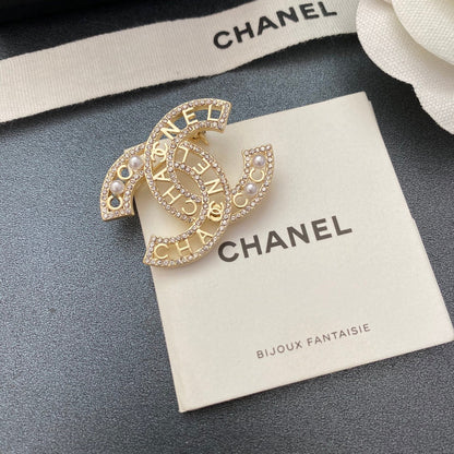 Elegante Broche de Perlas y Diamantes Brillantes