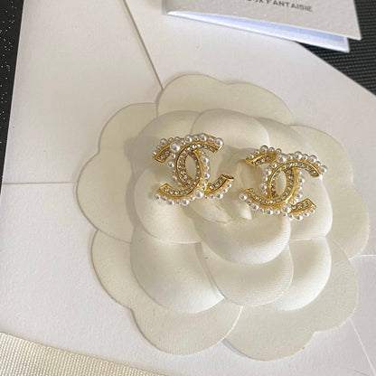 Pendientes de perlas y pedrería elegantes