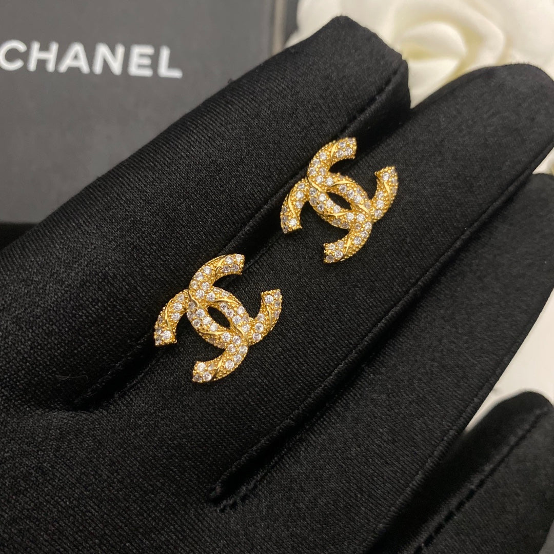 Boucles d'oreilles clous lettre en zircon de qualité supérieure