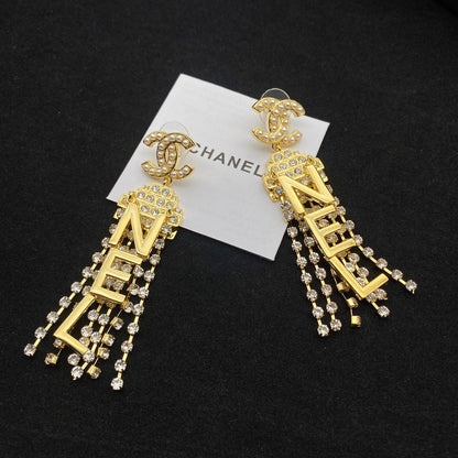 Boucles d'oreilles pendantes scintillantes avec pompon et diamants