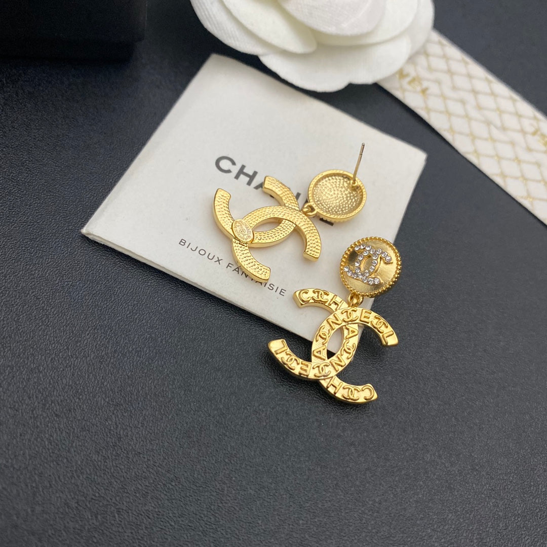 Boucles d'oreilles pendantes vintage Double C