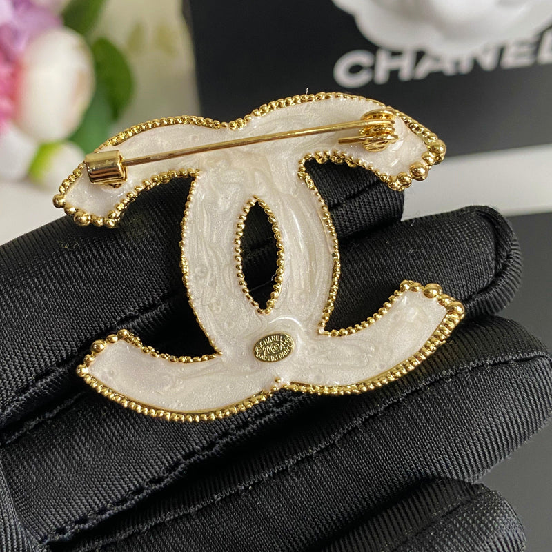 Broche en cristal d'or scintillante