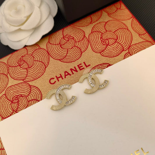 Nouvelles boucles d'oreilles logo avec surpiqûres en diamant brillant