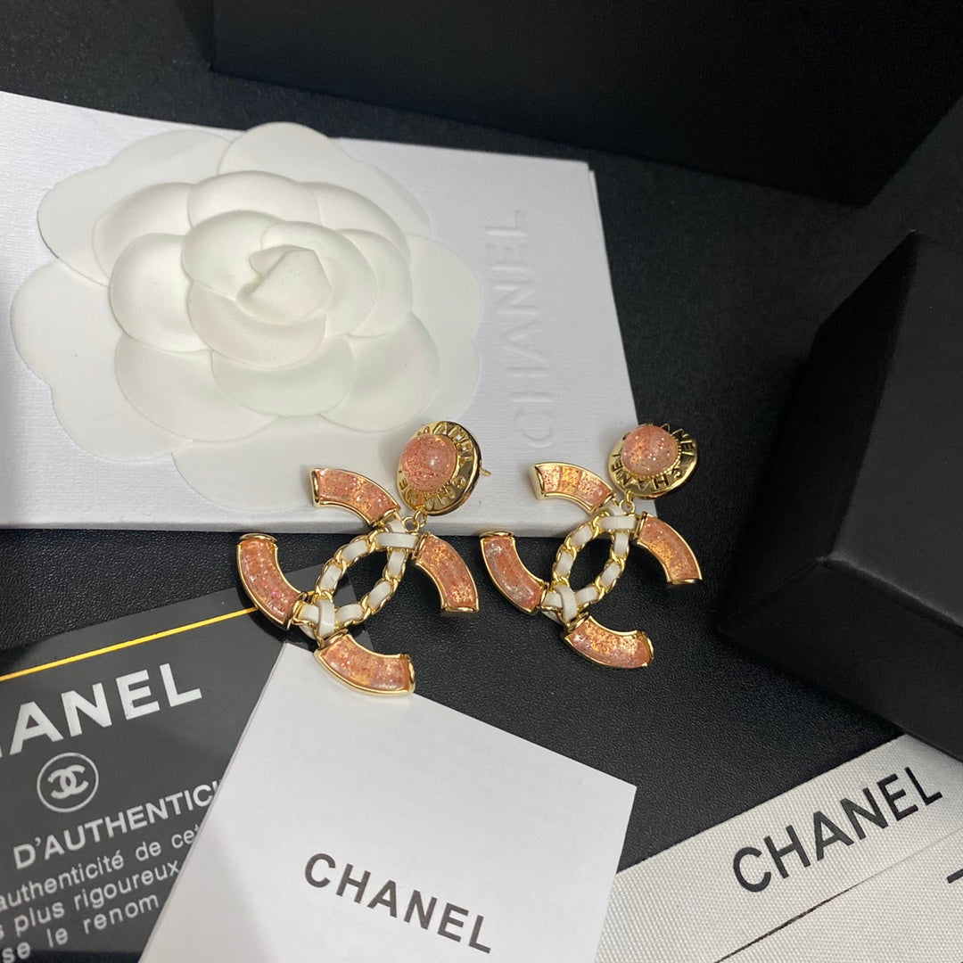 Pendientes de cuero brillante con el logo
