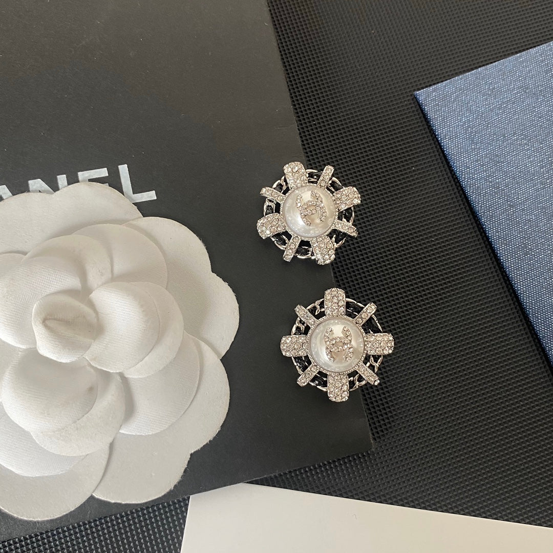 Pendientes Delicados de Piel Negra con Diamantes