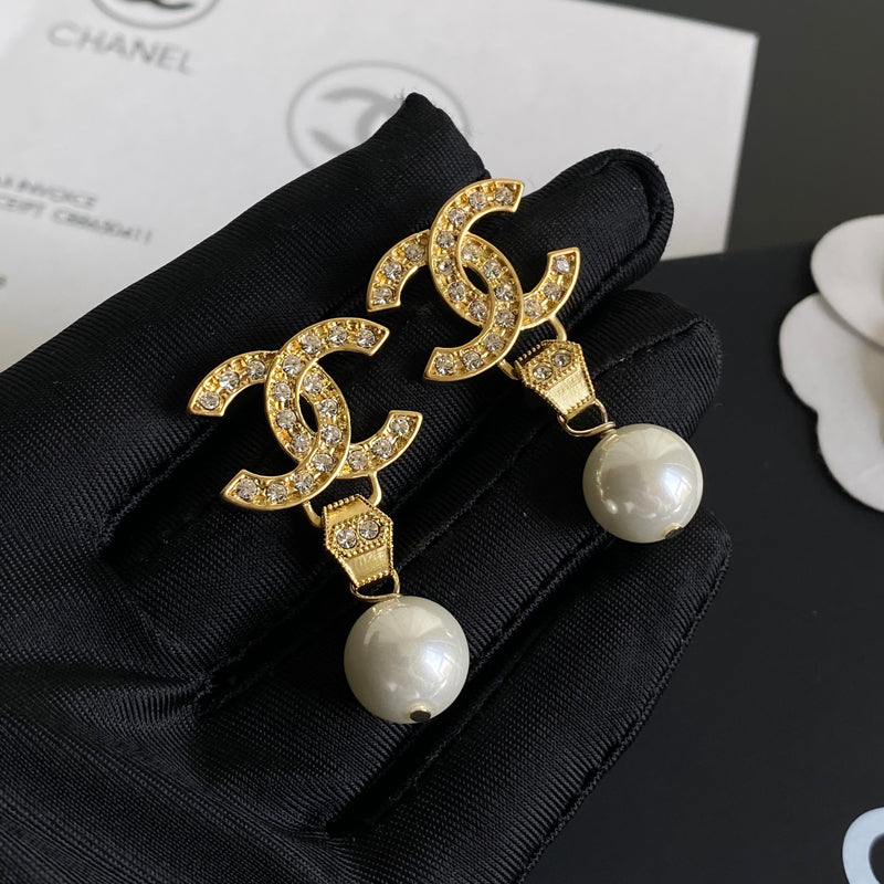 Boucles d'oreilles pendantes diamant et perle