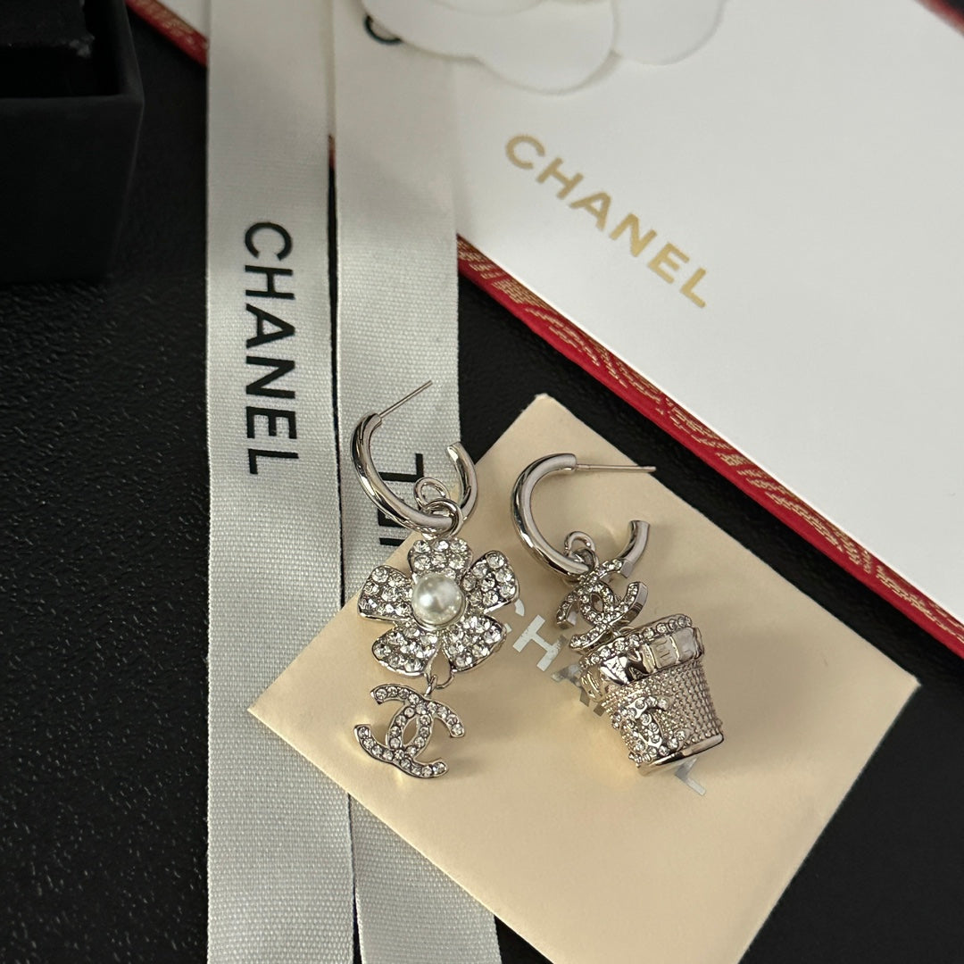 Pendientes asimétricos de flor con diamantes de imitación