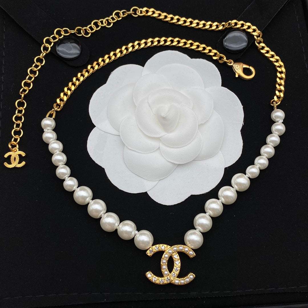 Collar de perlas con puntada de cadena creativa
