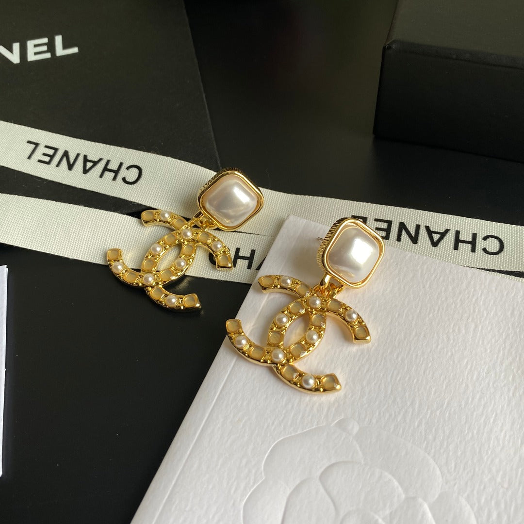 Pendientes colgantes elegantes y chic