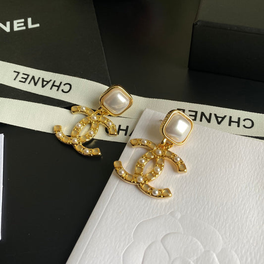 Boucles d'oreilles pendantes Logo Chics et Élégantes