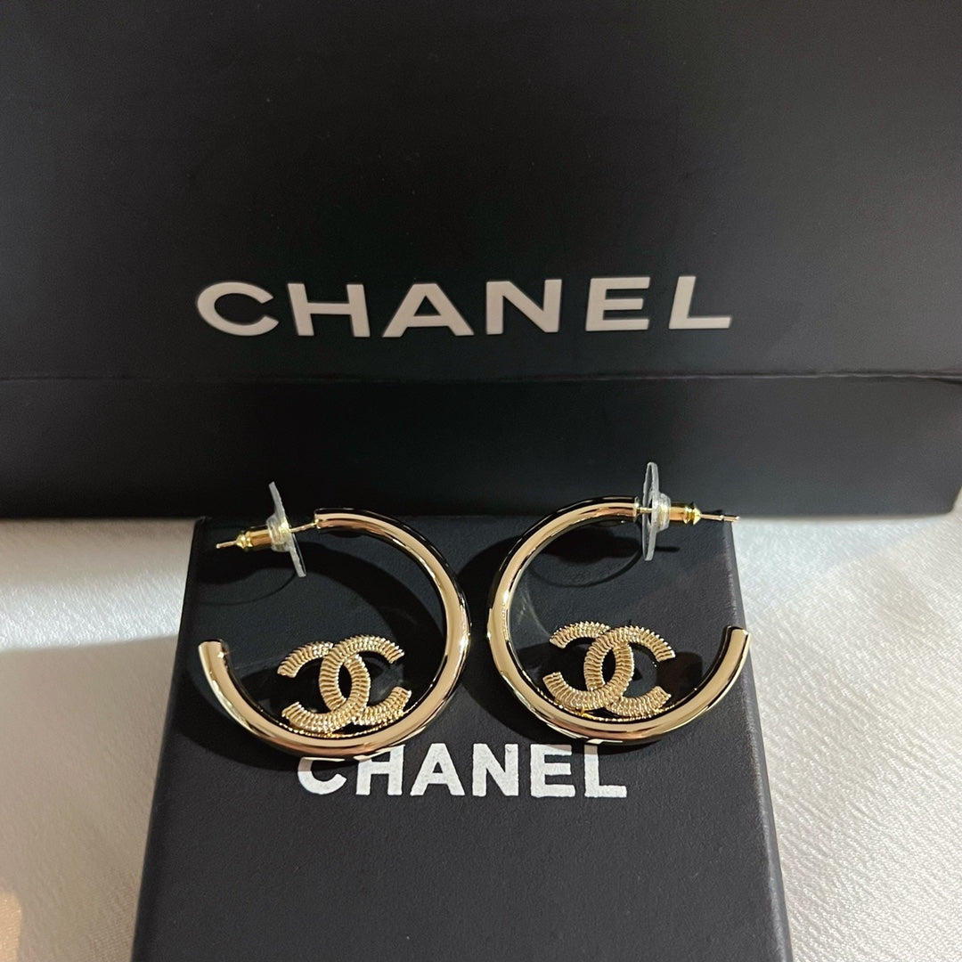 Boucles d'oreilles lettre demi-cercle