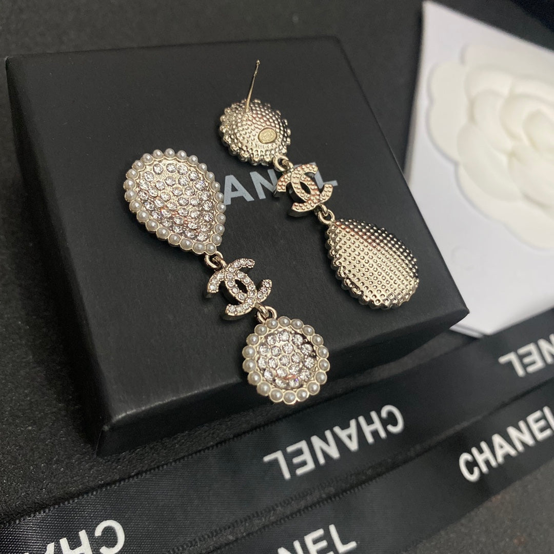 Pendientes de perlas con incrustaciones de diamantes