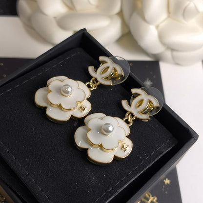 Boucles d'oreilles pendantes fleurs blanches