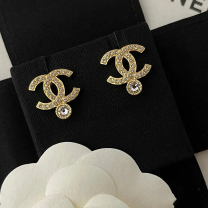 Boucles d'oreilles clous en diamant avec lettre, style tempérament