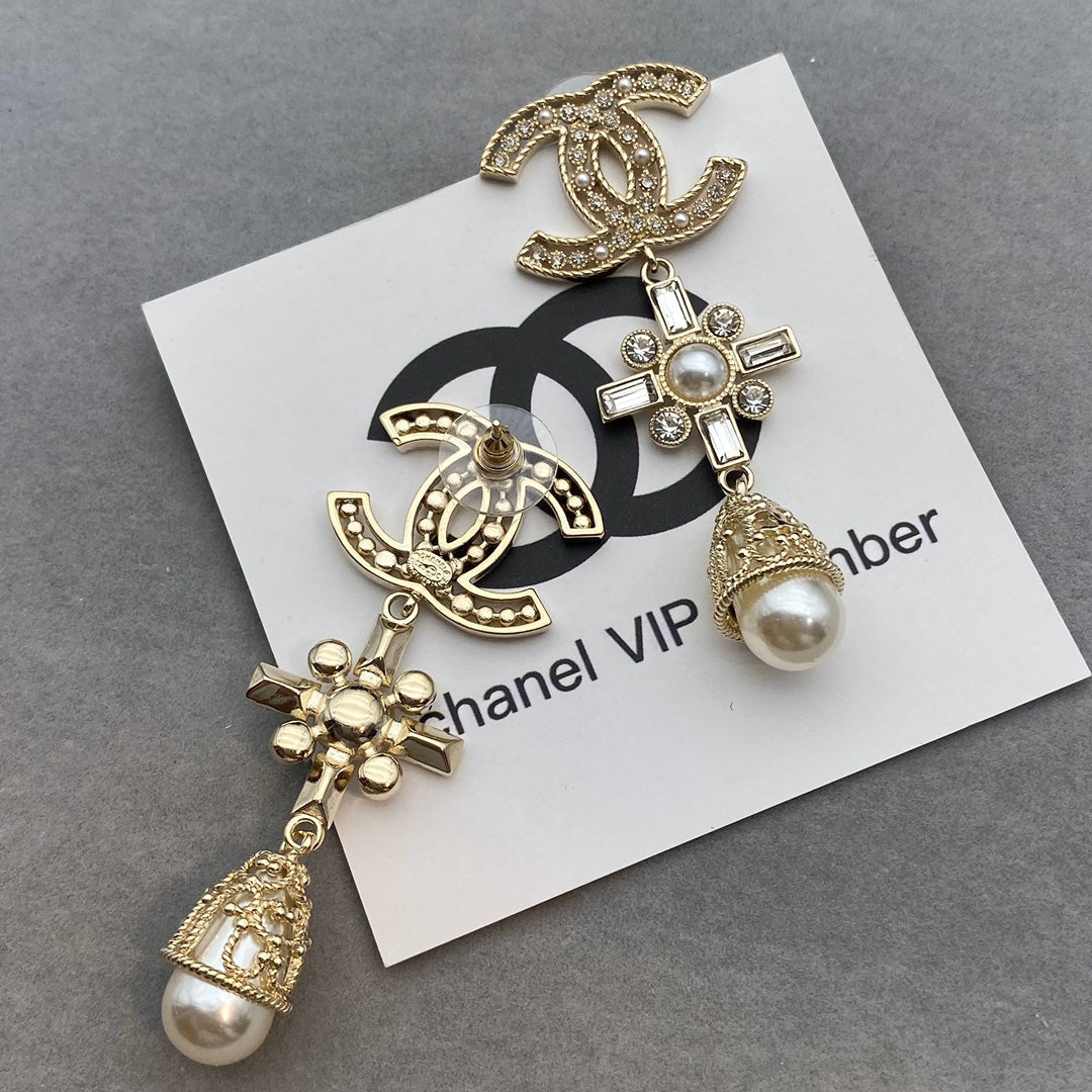 Boucles d'oreilles perles et panneau floral diamanté