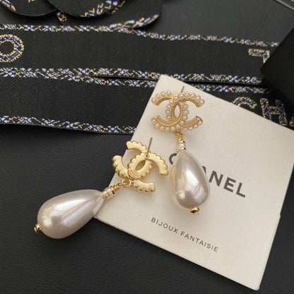 Pendientes Elegantes de Letras con Perlas en Gota