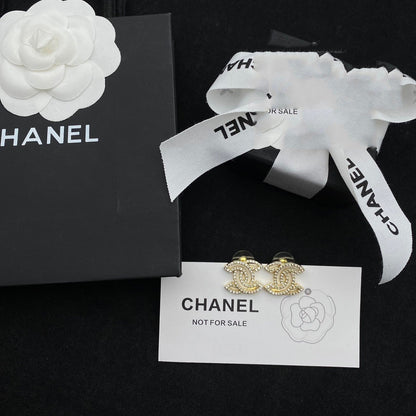 Clous d'oreilles lettre diamant ajourés