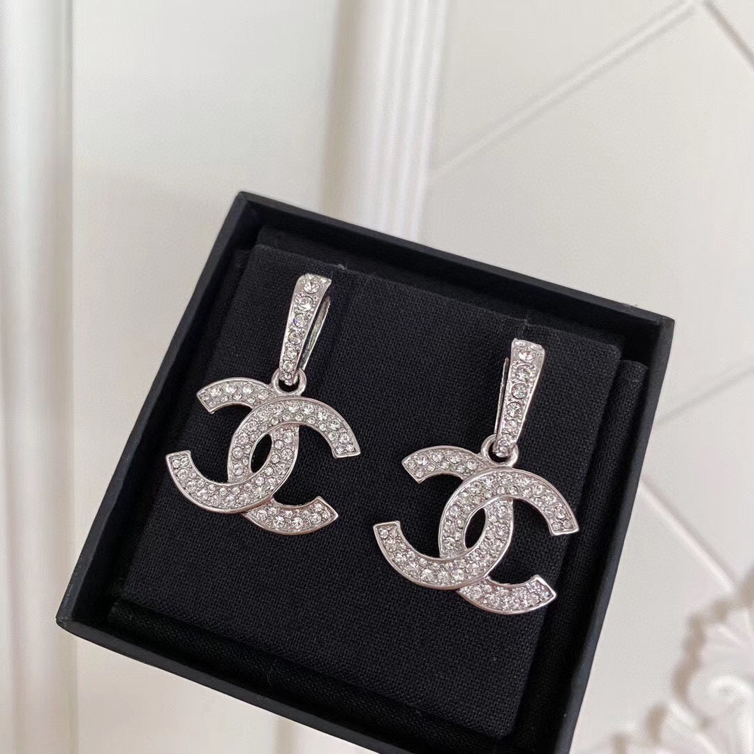 Pendientes colgantes con distintivo de diamante completo