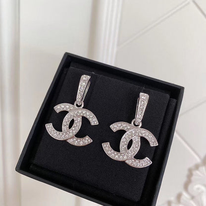 Pendientes colgantes con distintivo de diamante completo