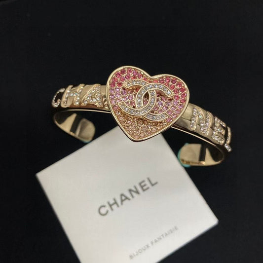 Pulsera de puño con corazón de pedrería