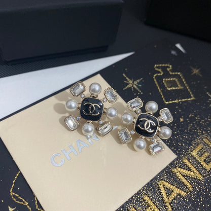 Clous d'oreilles élégants en verre, perles et diamants