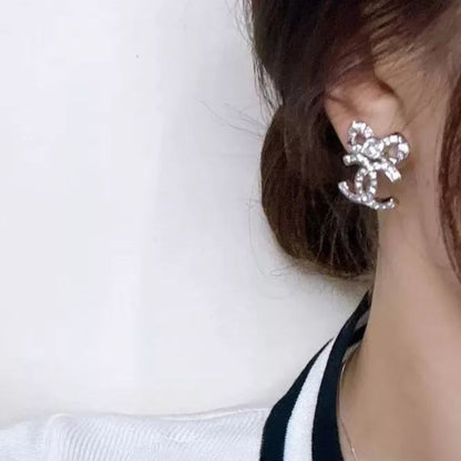 Pendientes Elegantes de Lazo con Diamantes