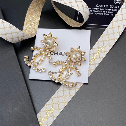 Boucles d'oreilles entièrement diamantées double C avec tempérament