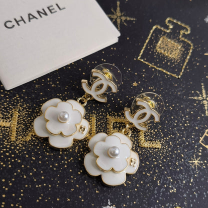 Boucles d'oreilles pendantes fleurs blanches