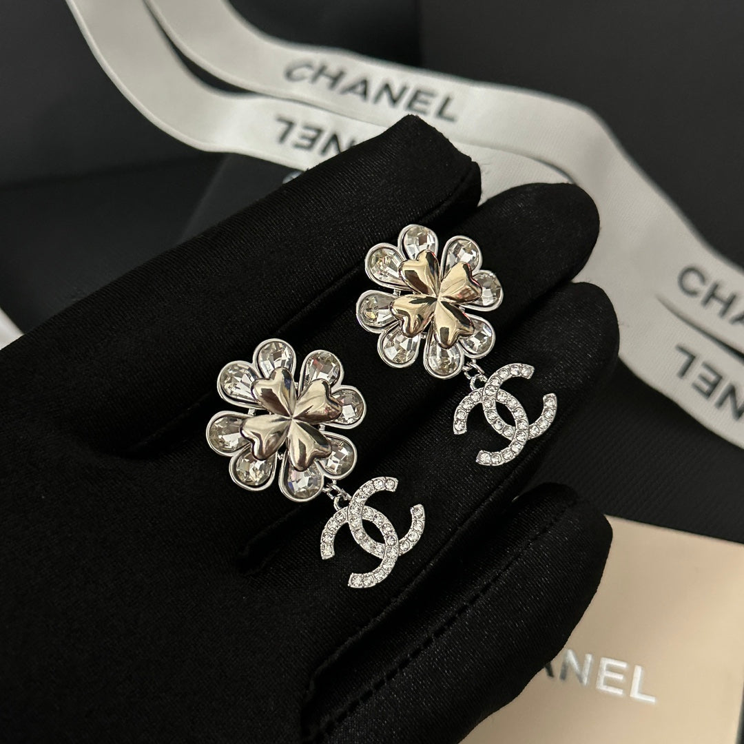 Pendientes de flor con diamantes de imitación