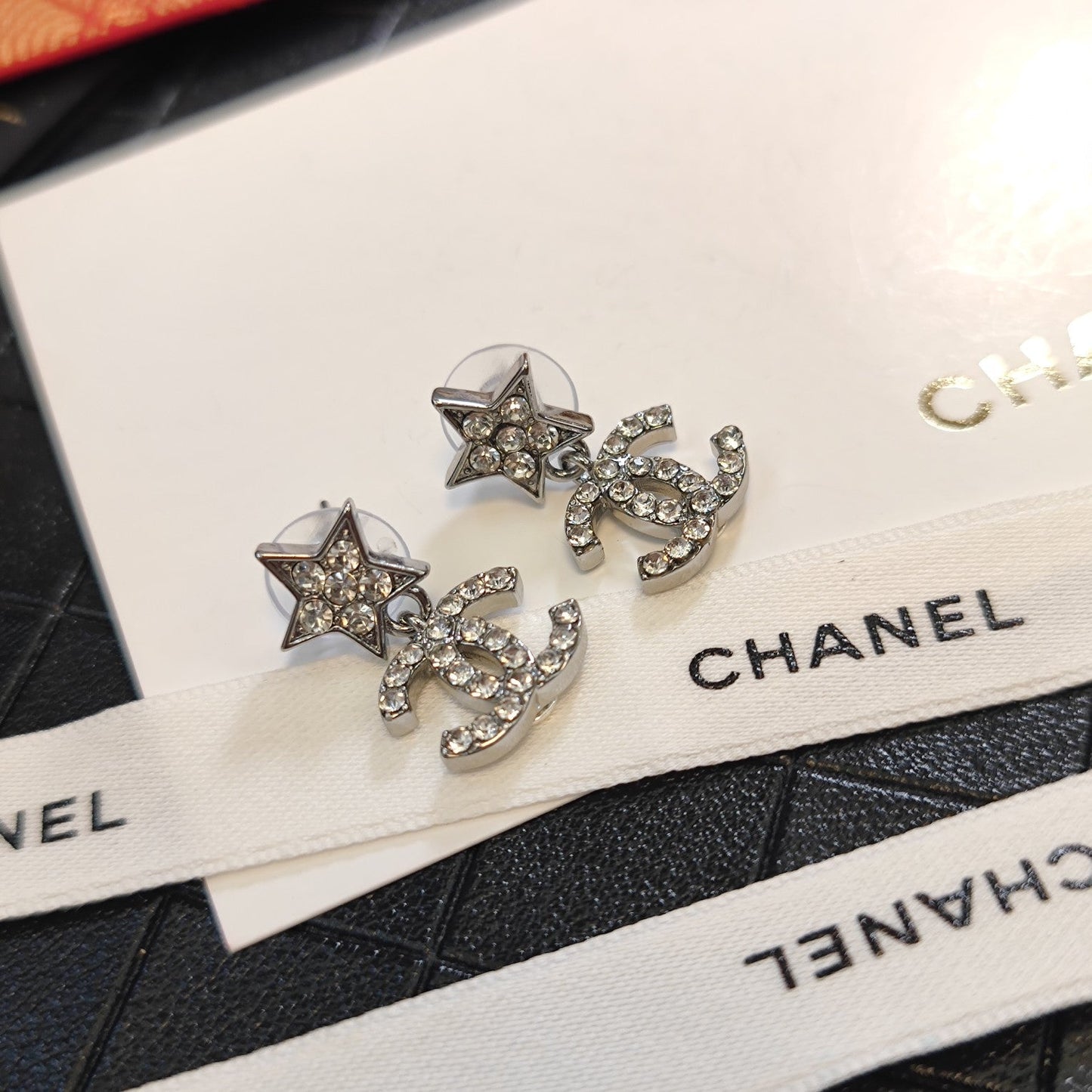 Pendientes de moda con logo de estrella de diamantes