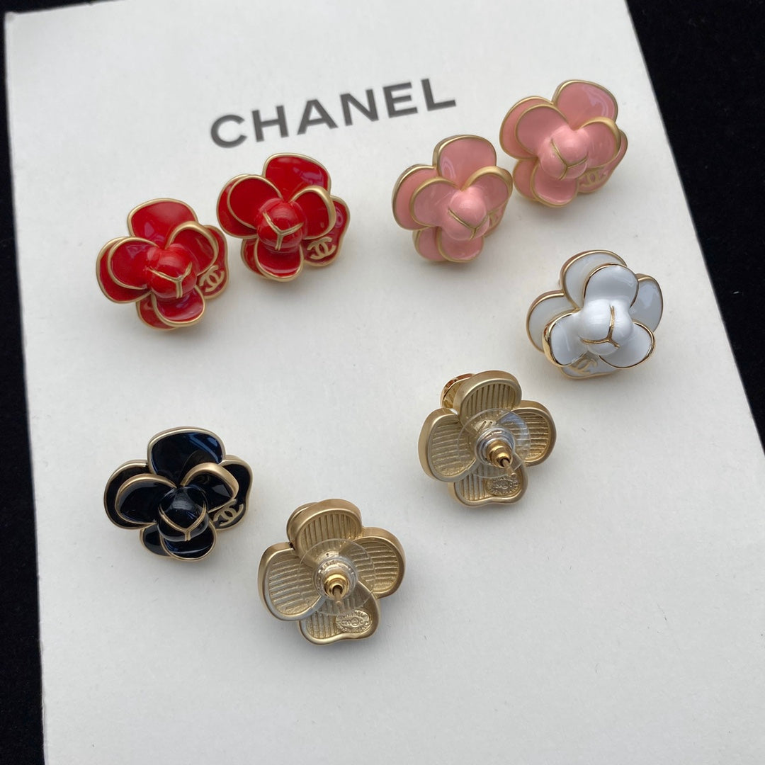 Puces d'oreilles élégantes Camélia