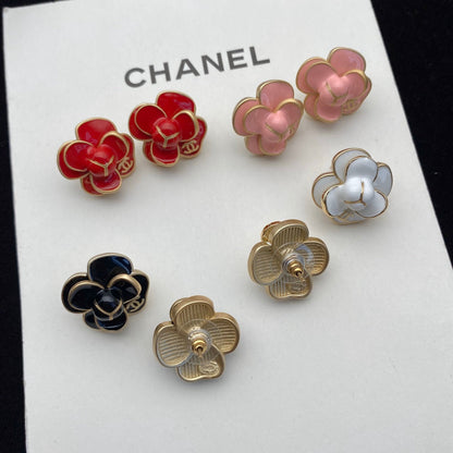 Puces d'oreilles élégantes Camélia