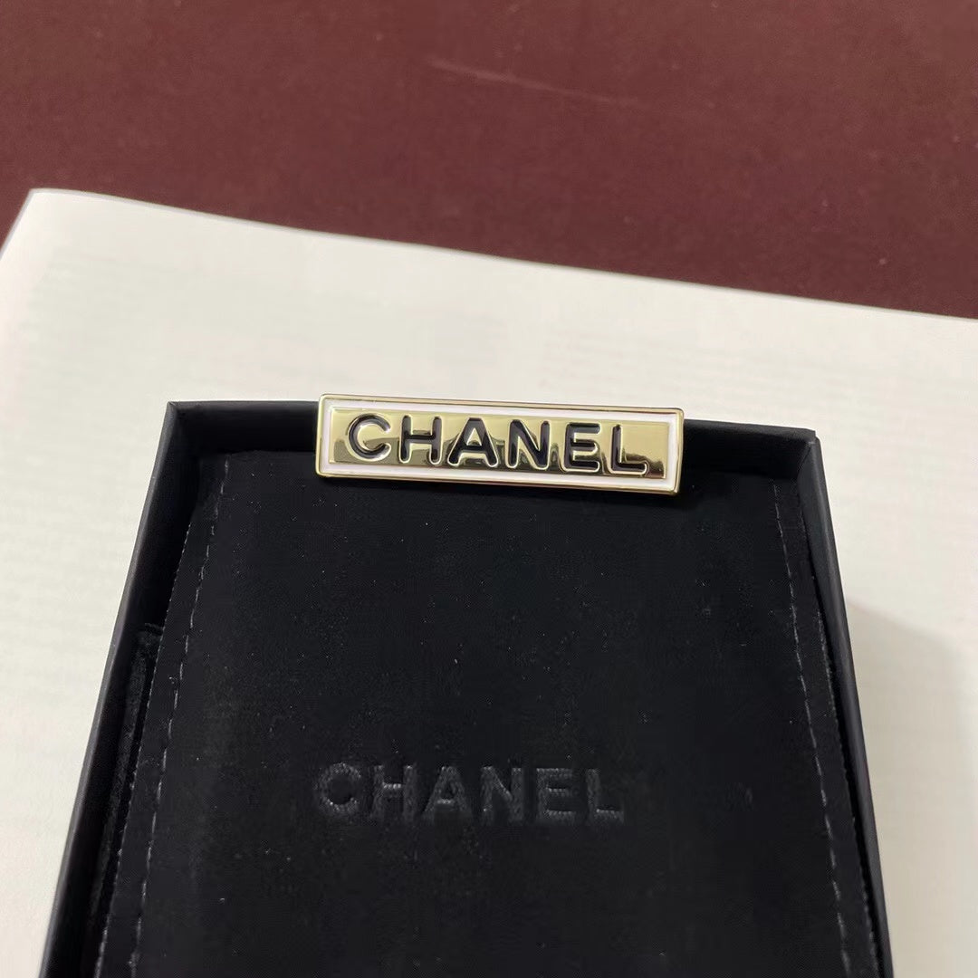 Broche en forme de lettre et de bande