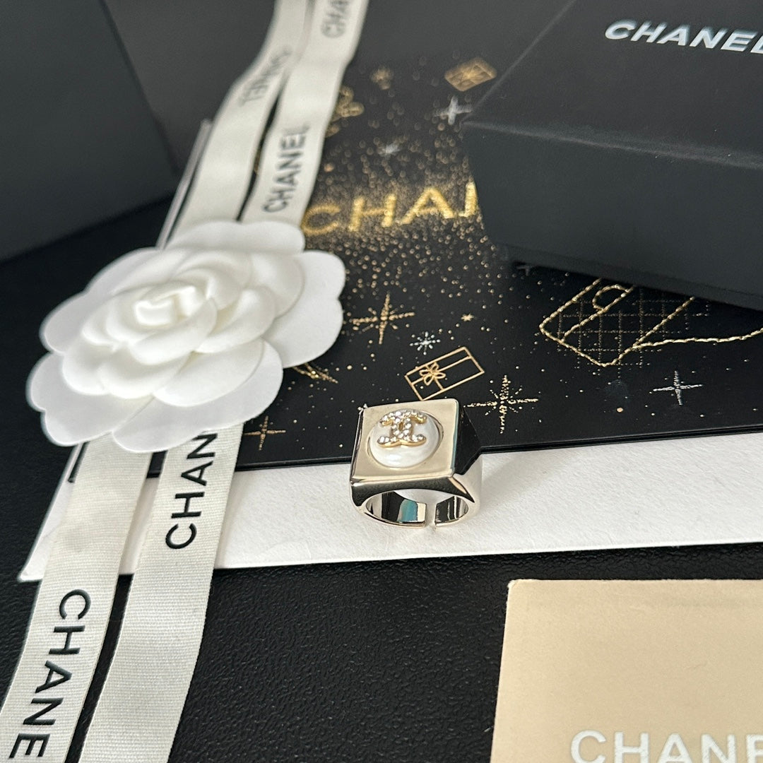 Bague ouverte blanche vintage