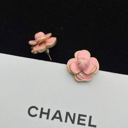 Puces d'oreilles élégantes Camélia