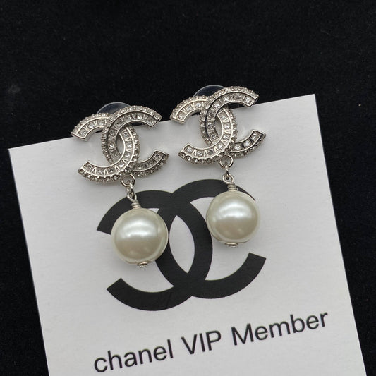 Boucles d'oreilles pendantes Double C en perles