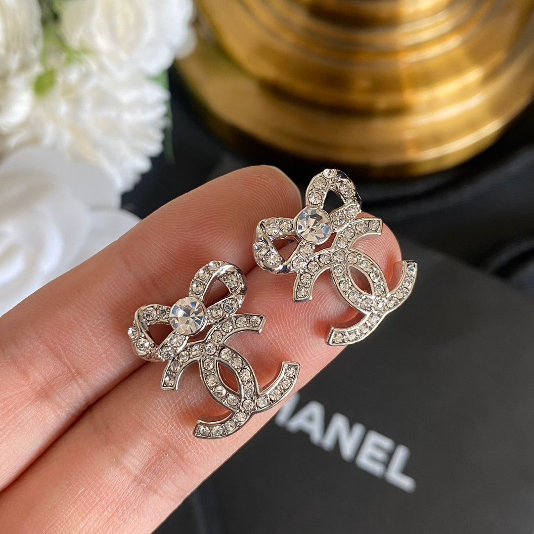 Pendientes Elegantes de Lazo con Diamantes