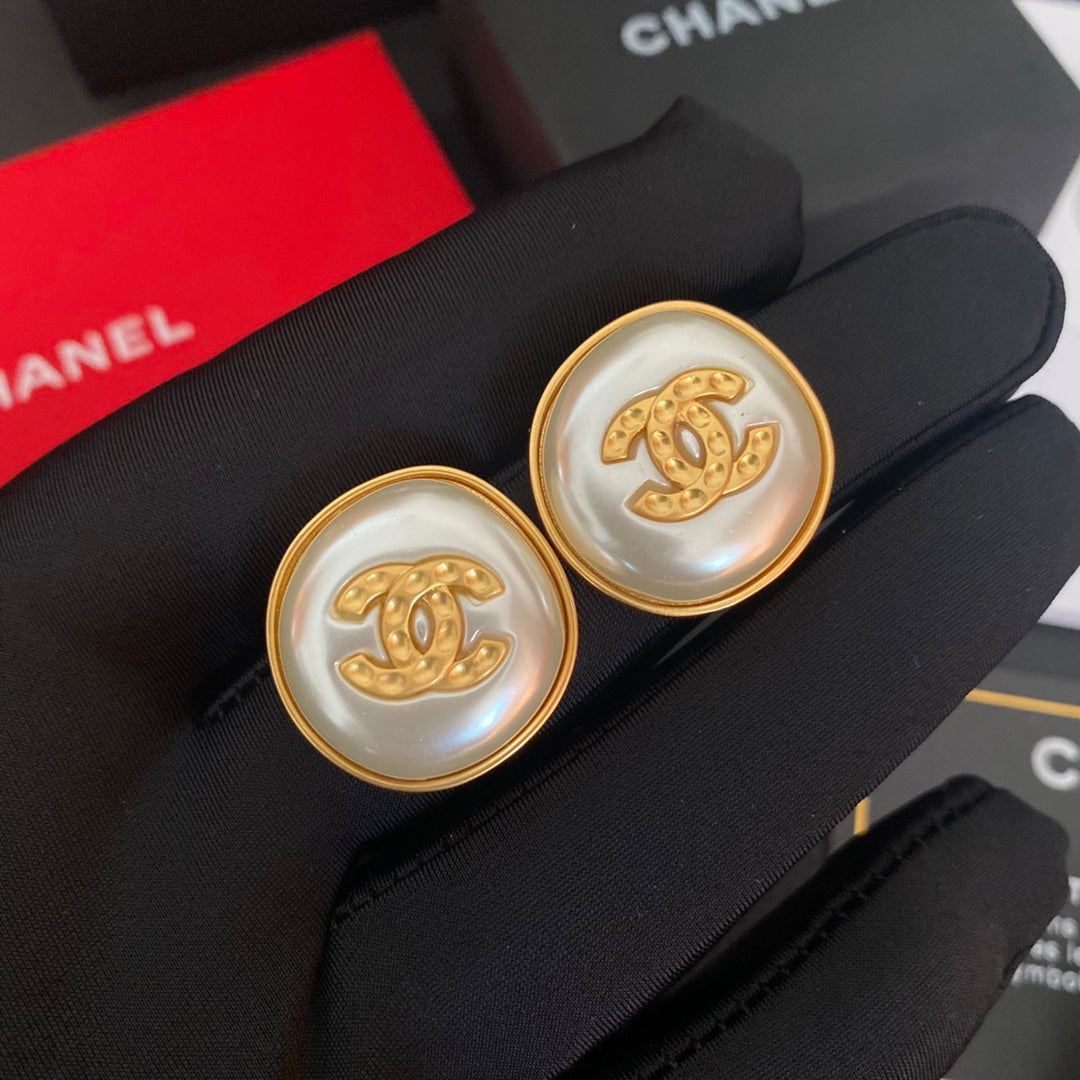 Pendientes de perlas con letras y temperamento