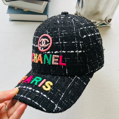 Casquette de baseball femme brodée de lettres colorées