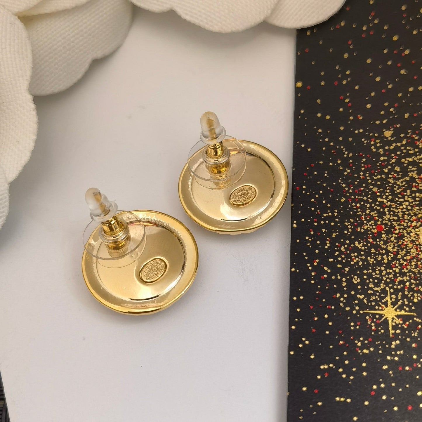 Pendientes de botón redondos bañados en oro vintage
