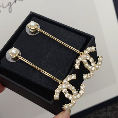 Boucles d'oreilles pendantes diamants et perles