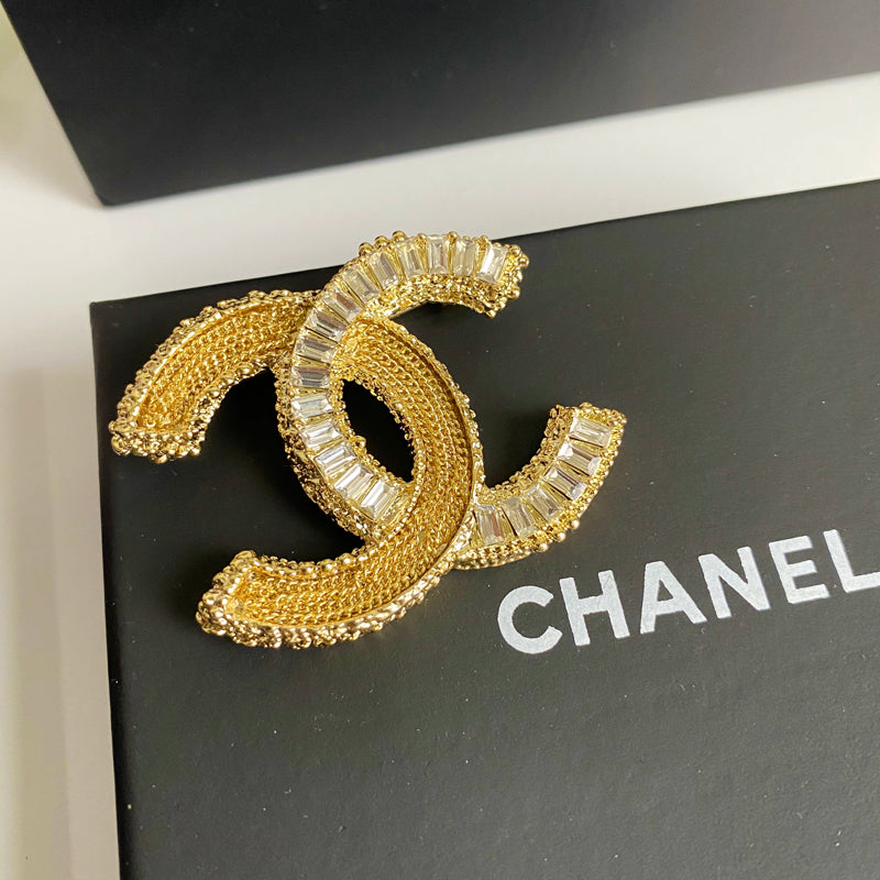 Broche en cristal d'or scintillante