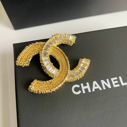 Broche en cristal d'or scintillante