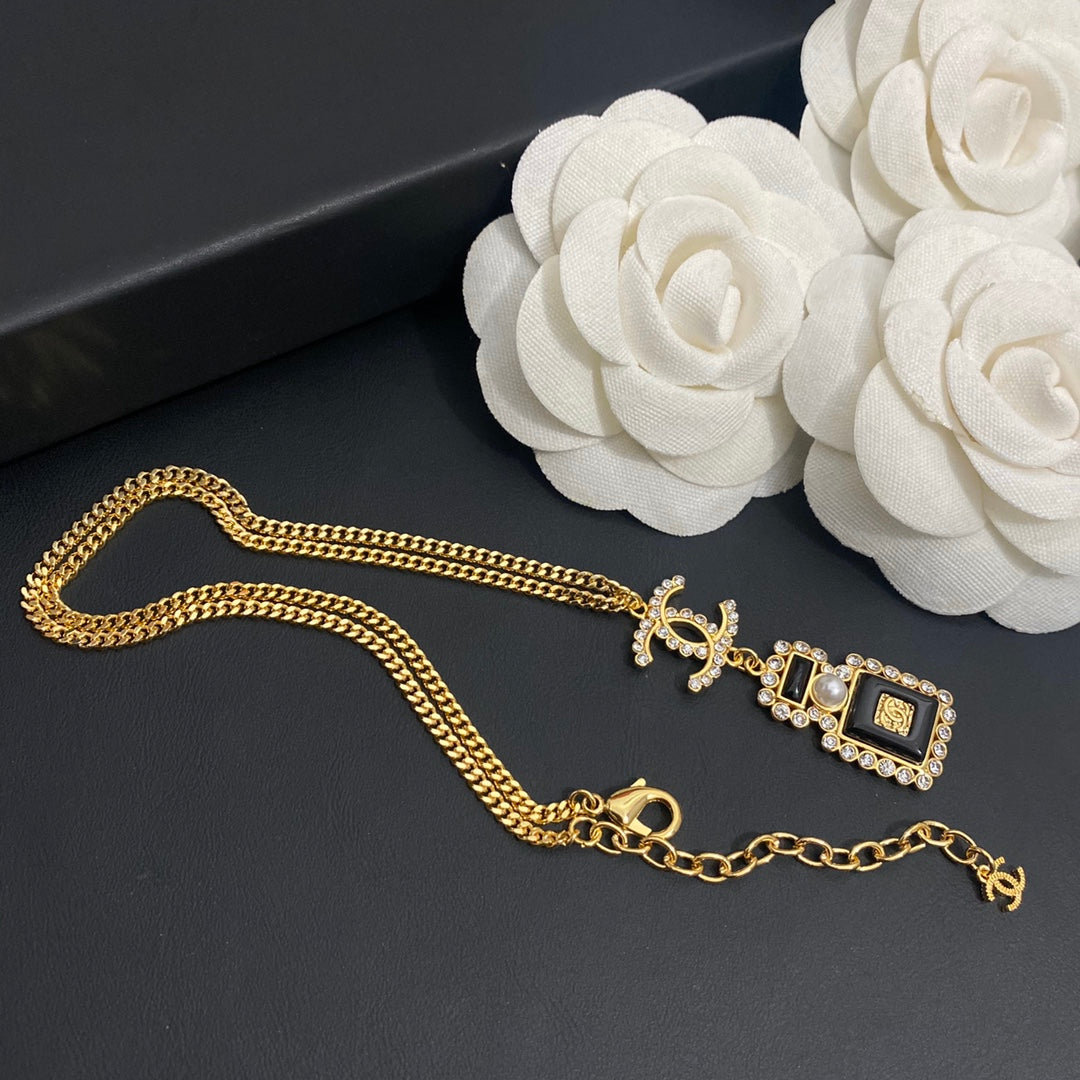Collar con frasco de perfume de diamante