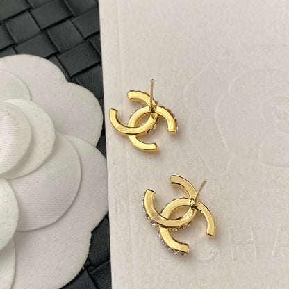 Pendientes de costura de moda con media pedrería
